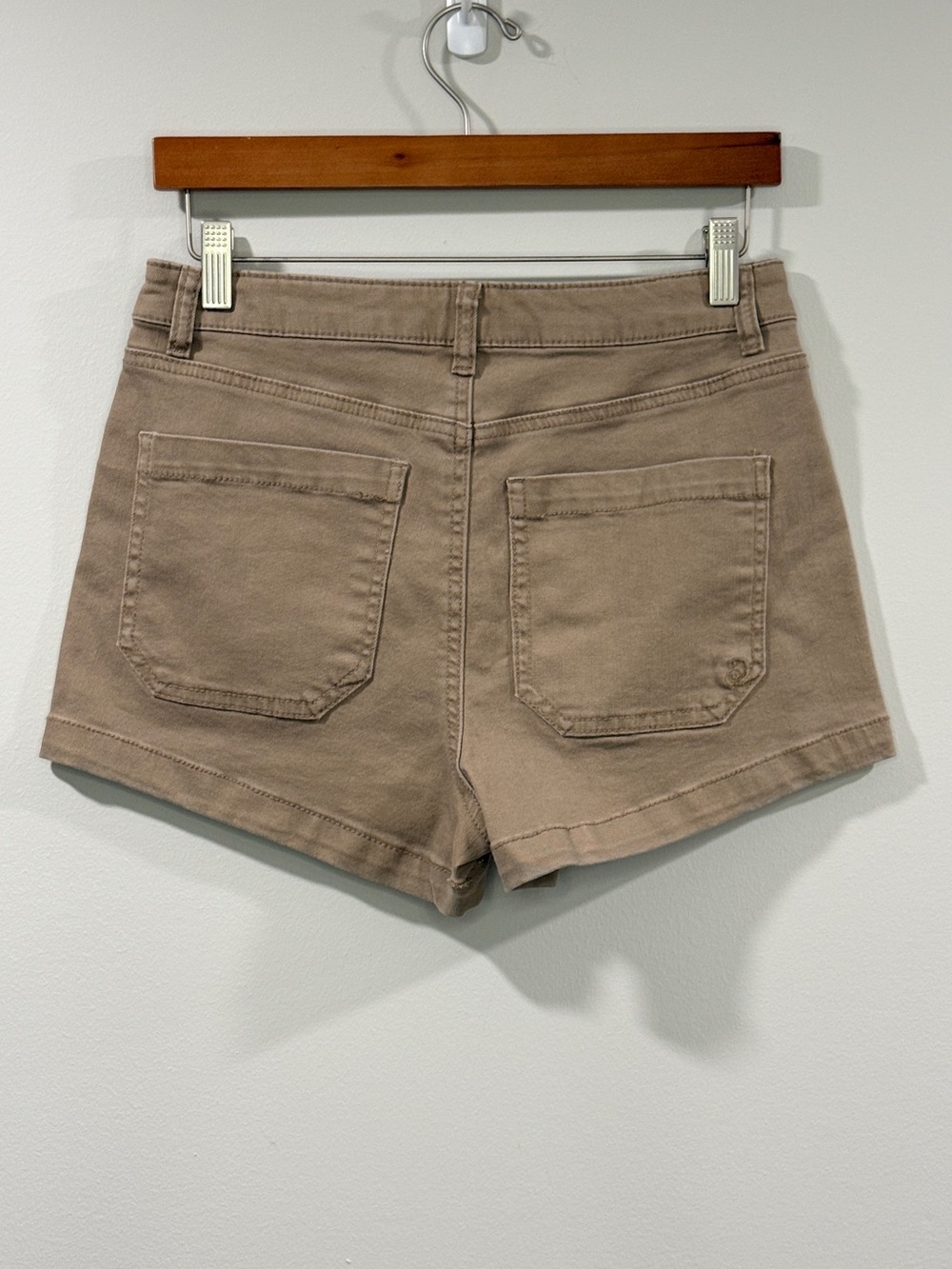 Indigo Rein Women’s Tan Utility Shorts with Front Patch Pockets Size 28 / 9 - Picture 3 of 9